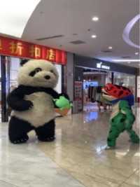 小熊猫和小青蛙又在商场里打起来了