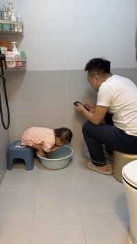 爸爸的手机才是亲生的、让你给孩子洗脚、我一看你这是给孩子洗澡了吧