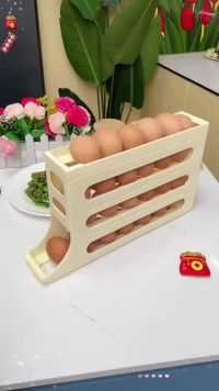 设计这个 鸡蛋收纳盒 的人太有才了。就这小小的鸡蛋盒，把冰箱空间利用的杠杠的。拿取鸡蛋也方便，太好用了。滚蛋式鸡蛋收纳盒 鸡蛋盒 厨房好物 实用省空间
