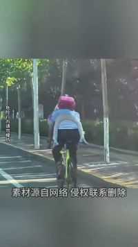 爸爸带娃自行车承受了这个年纪不该承受的压力