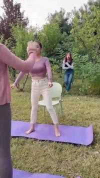 男友整蛊练瑜伽的女友，把她的椅子换成可乐水箱