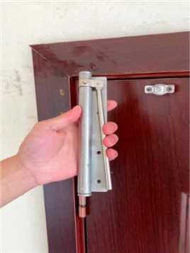 给房门安装一个简易闭门器