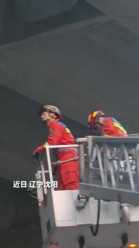高架桥下水管断裂，消防员登云梯排除隐患