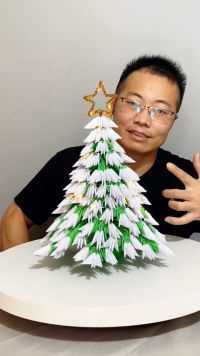 用5200多张废纸做的圣诞树，您会喜欢吗