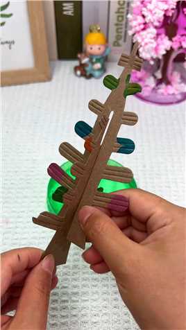 小时候都是自己一个人玩开花树，现在可以带着孩子一起回忆童年的乐趣，快来体验吧#纸树开花 ##亲子手工 #圣诞节.mp4



