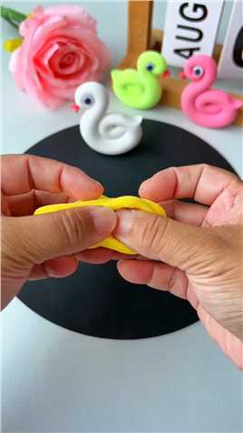 一看就会的黏土小鸭子，这也太简单了，快来试试吧！#亲子手工 #粘土手工 #幼儿园手工 #手工diy.mp4

