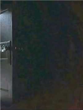 《傀儡人生》公司里藏着一扇小门，男人爬进去，意外发现了永生的秘密 (3)