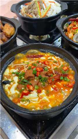 砂锅菜：金针菇、豆腐、大肠、酱料，简单、美味！