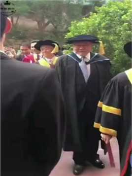 刚度过60岁生日的迎来了第一份礼物，60岁的他还在努力提升自己，拿到香港大学博士学位，恭喜刘博士