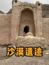 单人摩旅环游中国博主途经新疆 在沙漠边缘发现了一个遗迹 正准备在此地露营睡觉 结果.··#反转29