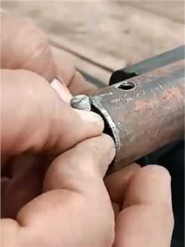 如果你没有电焊机，怎么将两根圆形钢管牢固连接起来？这方法实在是太绝啦！