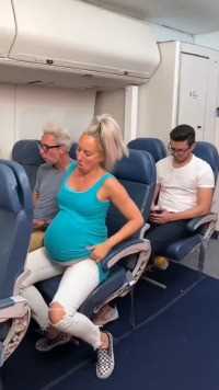 国外飞机上的小故事，女人戴着假肚子行为怪异