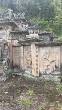 你见过三进院的古墓吗？ 四川深山有一座县太爷古墓，规模非常庞大， 雕刻非常精湛