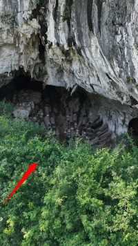 无人机误闯贵州深山，发现洞中有上千多个长方形盒子，这到底是什么？