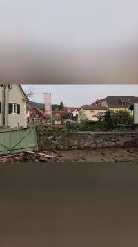 奥地利暴雨引发洪水 造成道路被毁 房屋受损