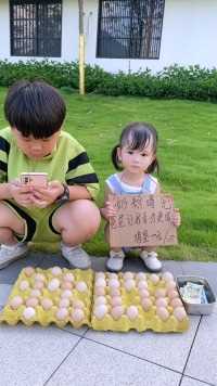 若不是家境贫寒，我也断不能让2岁的闺女这么热的天还出来卖鸡蛋，请大家多多光顾，含泪感谢😀