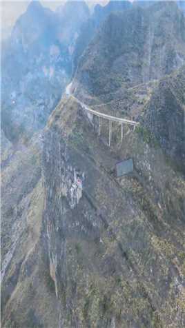 贵州最险挂壁公路，关兴公路，建在陡峭的悬崖上，太壮观了！#山路险峻#贵州#关兴公路#惊险刺激