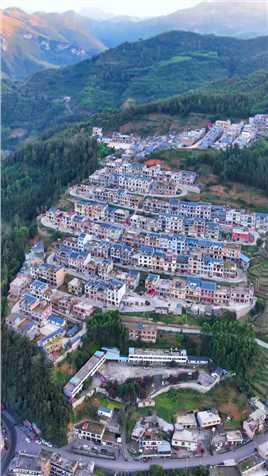 贵州最小的乡镇，房子建的整整齐齐，还修了一条漂亮的公路，真是太美了！#航拍#家乡的变化#特色小镇  