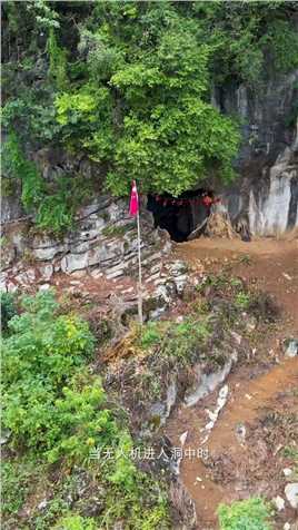 贵州大山里发现一个神秘山洞，有人开凿过的痕迹，洞里还挂红色满灯笼，用途是什么？#神秘山洞#山洞到底藏着什么#山洞#洞穴探秘