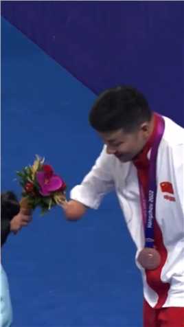 中国残运健儿领奖台上感人一幕，即便他们拿着鲜花已经很困难，但升国旗时他们还是将鲜花放在了地上