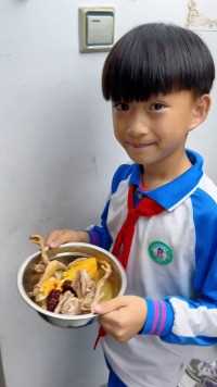 他说好几天没有给同学煮汤了，同学想念他的鸽子汤了！ 