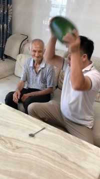 98岁的老爷爷真厉害，一看老爷爷年轻的时候肯定经常吃西瓜