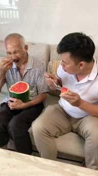 98岁的老爷爷叫我不要吃那么多西瓜，但是他自己…