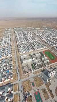 中国奇迹，沙漠里的绿洲。成千上万人住进沙海，开荒治沙，建造属于自己的乐园