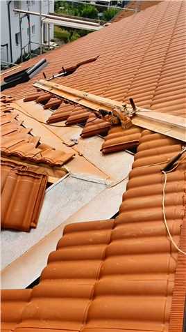 如何不费吹灰之力，将屋顶的瓦片快速切割下来？老师傅这方法不是一般人真想不到啊！#施工现场实拍#教你一招#实用小技巧#焊接技术