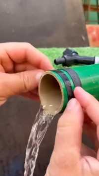 没有变径水管接头如何完美安装水龙头？看看用矿泉水瓶能否成功？#实用小技巧#五金工具#电工#焊接技巧#装修