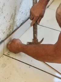 这才是砖家！能够徒手将钉子敲入瓷砖而不开裂的人没有几个吧！#水电工#施工现场实拍#实用小技巧#装修#工程人