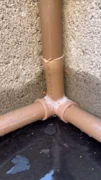 干了几十年的水管工！真后悔现在才学会如何去完美安装这种垂直棕色的水管技巧啊！！