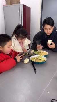 吃饭的时候孩子们老是玩手机，今天必须让他们知道后果！