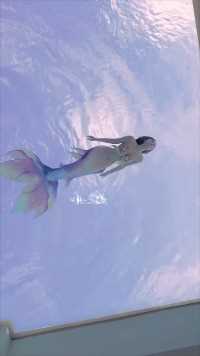 好大一个鱼缸 #美人鱼 ♀@小舞 #水下摄影人鱼bin 打卡三亚高空玻璃泳池