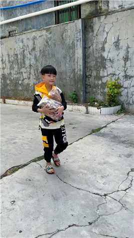他同学吴思思想吃鱿鱼虾米了，回来刚好放书包，就拿几袋鱿鱼虾米去同学家！