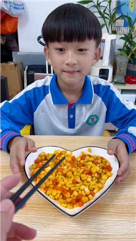 这孩子真孝顺，我刚炒好的玉米一口都还没吃上呢，他就拿去给同学了！ 
