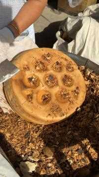 山东莒南特色大饼，一个8斤重，看着像木墩，面香味很足好吃