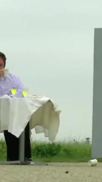 史上最奇葩的挑战，飞机引擎风力到底有多大，速度快到可以切水果