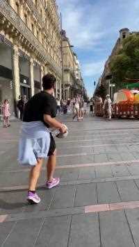 和老外PK街头足球，看他情绪爆发，最后谁能一发入魂？