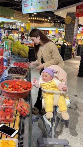 宝宝一作妖妈妈就得斥巨资买一盆草莓，当妈也太难了吧