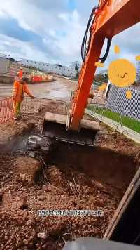 老铁们你们知道小哥在挖什么吗？ #挖机  #挖掘机  #挖掘机视频 