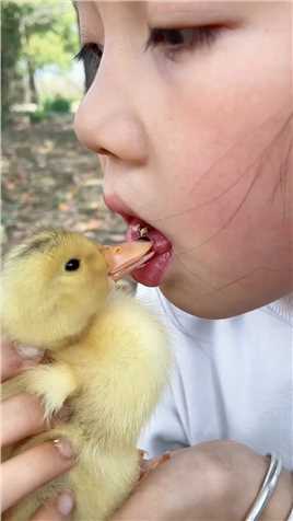 太喜欢小鸭了，给它喂饭#重返小时候 #村里的宝藏萌娃 #萌娃搞笑日常 