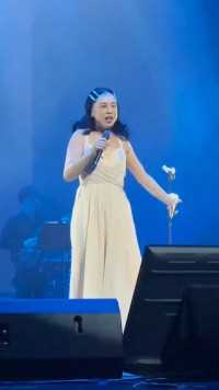 黄绮珊在龙年春晚演唱李谷一老师的经典歌曲《难忘今宵》，大家觉得谁唱得更好听？