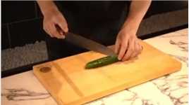 看酒店厨师如何把黄瓜切成漂亮的照型！
