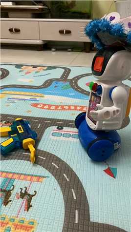 小朋友爱看的玩具车视频 机器人的枪，下次捡个车吧