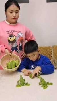 这位小男子真是了不起，蔬菜水果在他手里都能成为一件艺术品，网友说：我也想要个心灵手巧的孩子