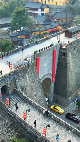 南京明城墙包括明朝京师应天府（南京）的宫城、皇城、京城和外郭城四重城墙，今多指保存完好的京城城墙，是世界最长、规模最大、保存原真性最好的古代城垣