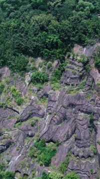 这里是世界上最大的摩崖石刻造像，鬼王石刻，位于重庆丰都县树人镇石岭岗，造像在整个山体上雕刻而成，高138米，宽217米，嘴宽20米，舌头长达81米，堪称世界第一大鬼