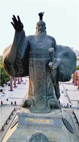 这是国内最大的皇帝雕像—汉武大帝刘彻，位于陕西西安汉城湖景区内，铜像高21.5米，寓意着西汉统治215年，基座高7米，寓意其是西汉的第七位皇帝。