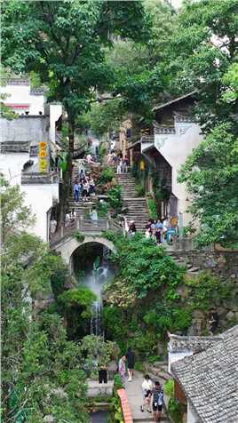  江西婺源的篁岭村，被誉为“中国最美乡村”，村里的花溪水街，犹如人间仙境，你想来吗？